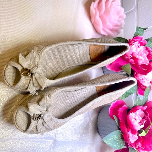 The material is fabric and leather sole it is Coler cream and gold colered shoes - Picture 1 of 3